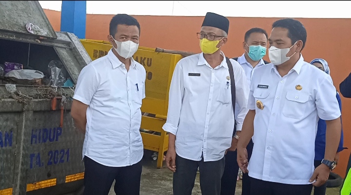 Wabup Jombang Sumrambah saat tinjau bak sampah program Kotaku di Desa Sidokerto Mojowarno.