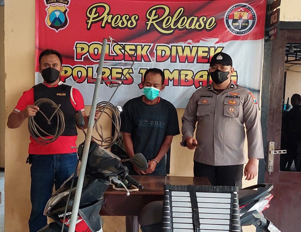 Tersangka pencuri kabel listrik PLN diapit petugas Polsek Diwek Polres Jombang