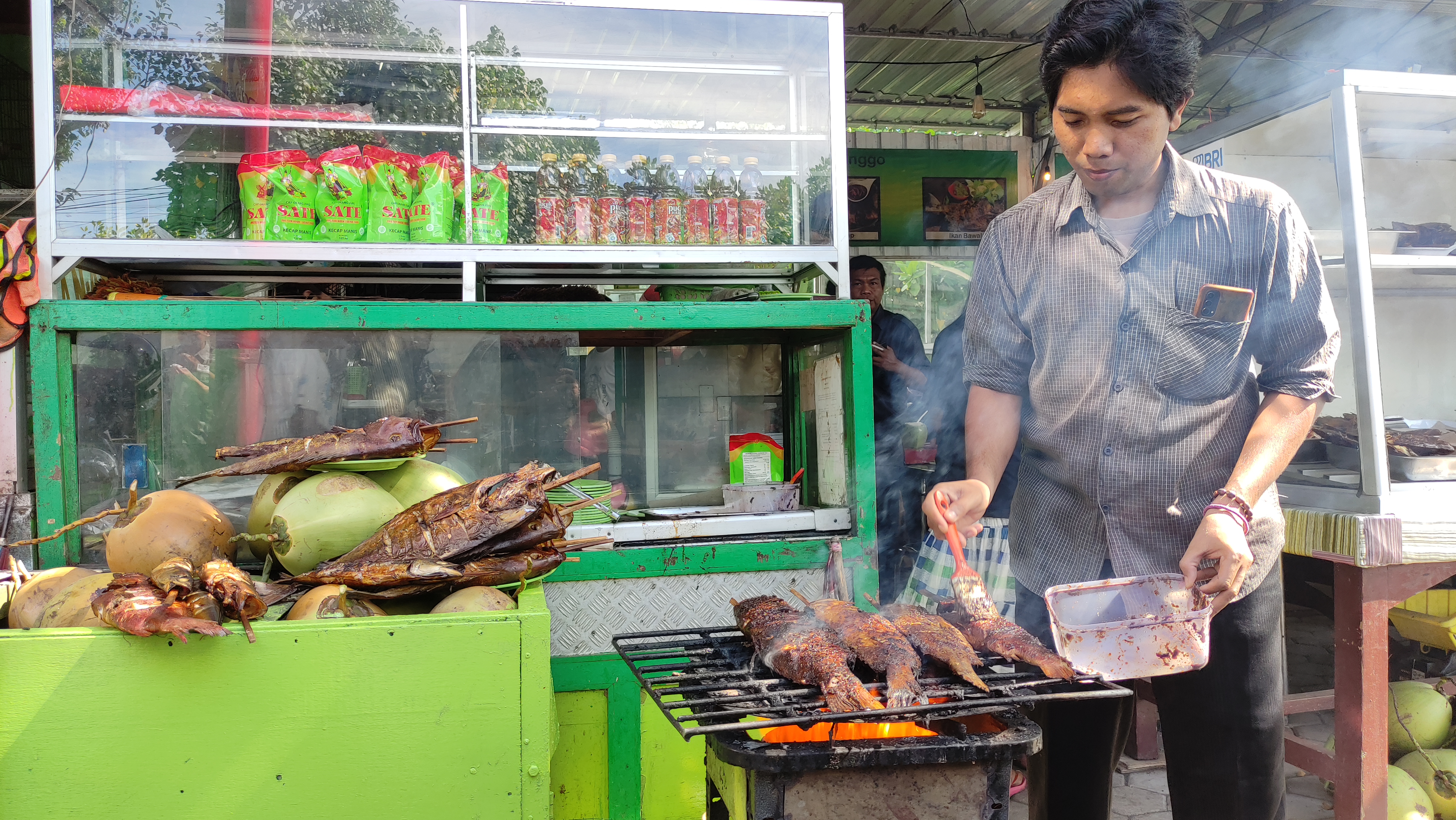 Warga Dusun Parsean Desa Tamansari Kecamatan Dringu Kabupaten Probolinggo , menjual ikan asap khas yang rasanya begitu menyita perhatian masyarakat.