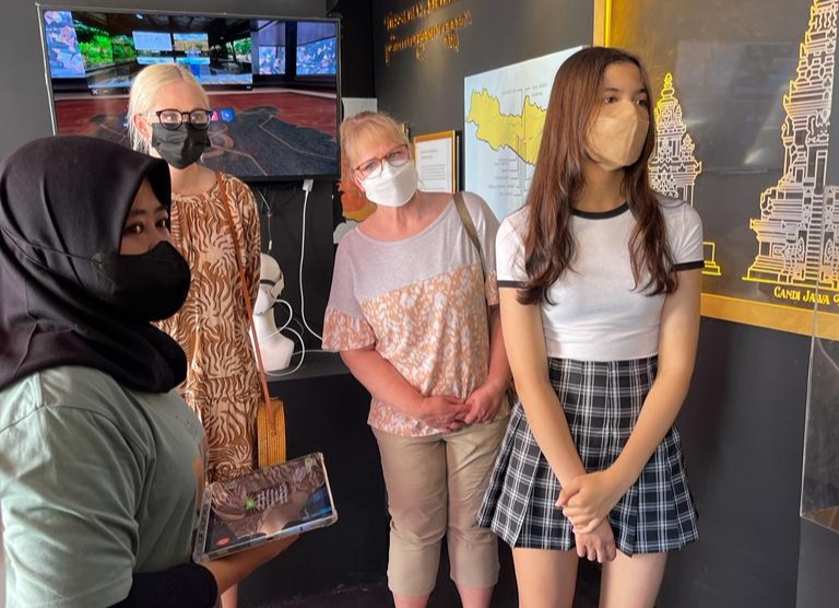 wisatawan asing saat mengunjungi pameran Museum Pleret .