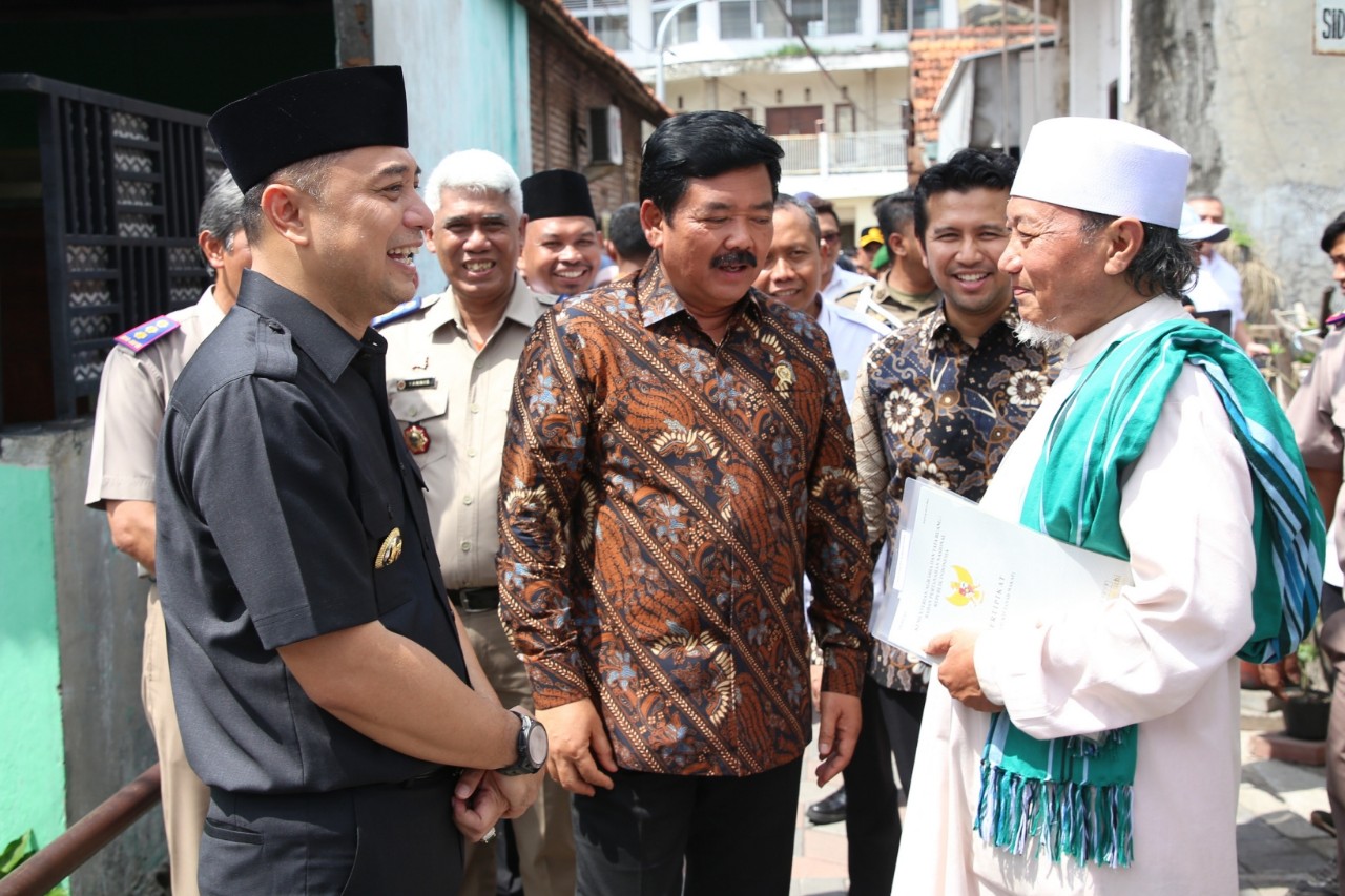 Wali Kota Surabaya Eri Cahyadi mendampingi Menteri Agraria dan Tata Ruang/Kepala Badan Pertanahan Nasional (ATR/BPN) Hadi Tjahjanto