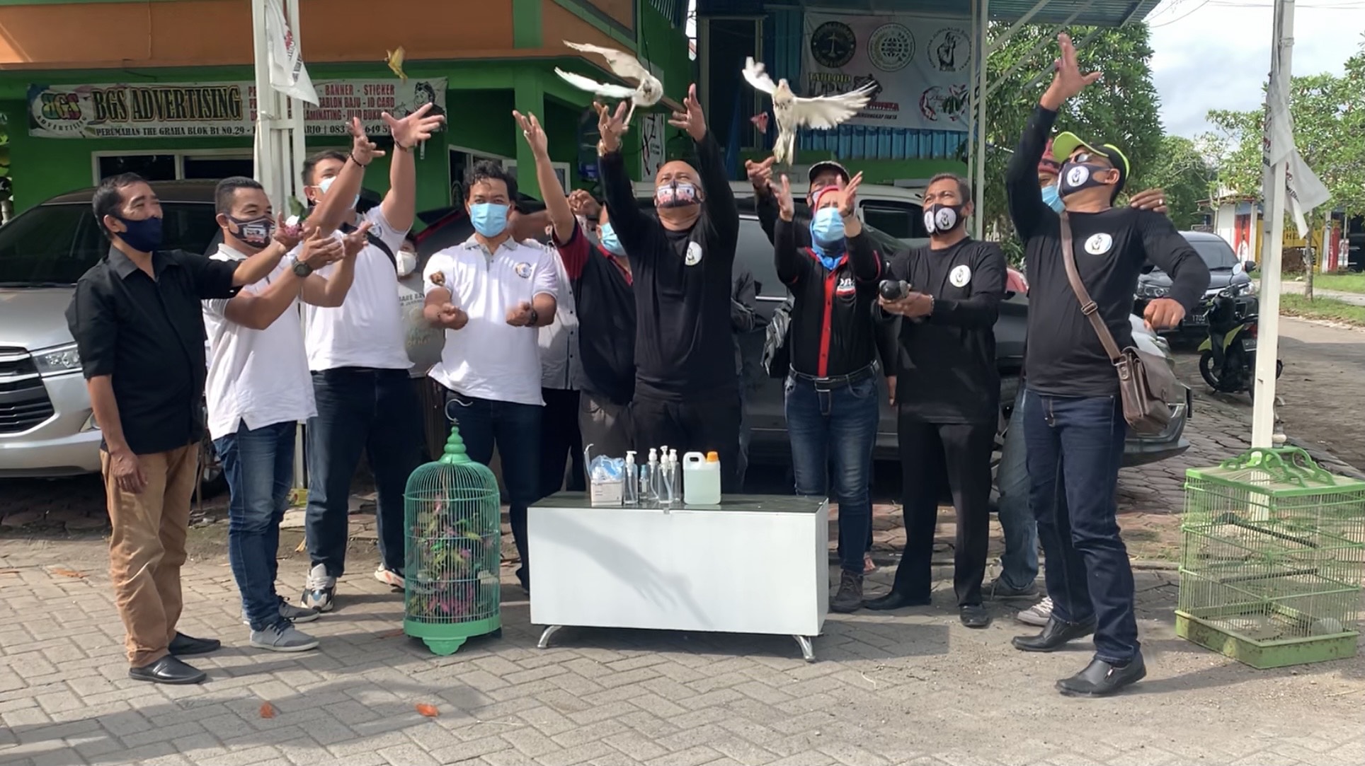 YALPK Grup saat melepas ratusan burung ke alam bebas sebagai simbol kebebasan pers memperingati HPN 2021.