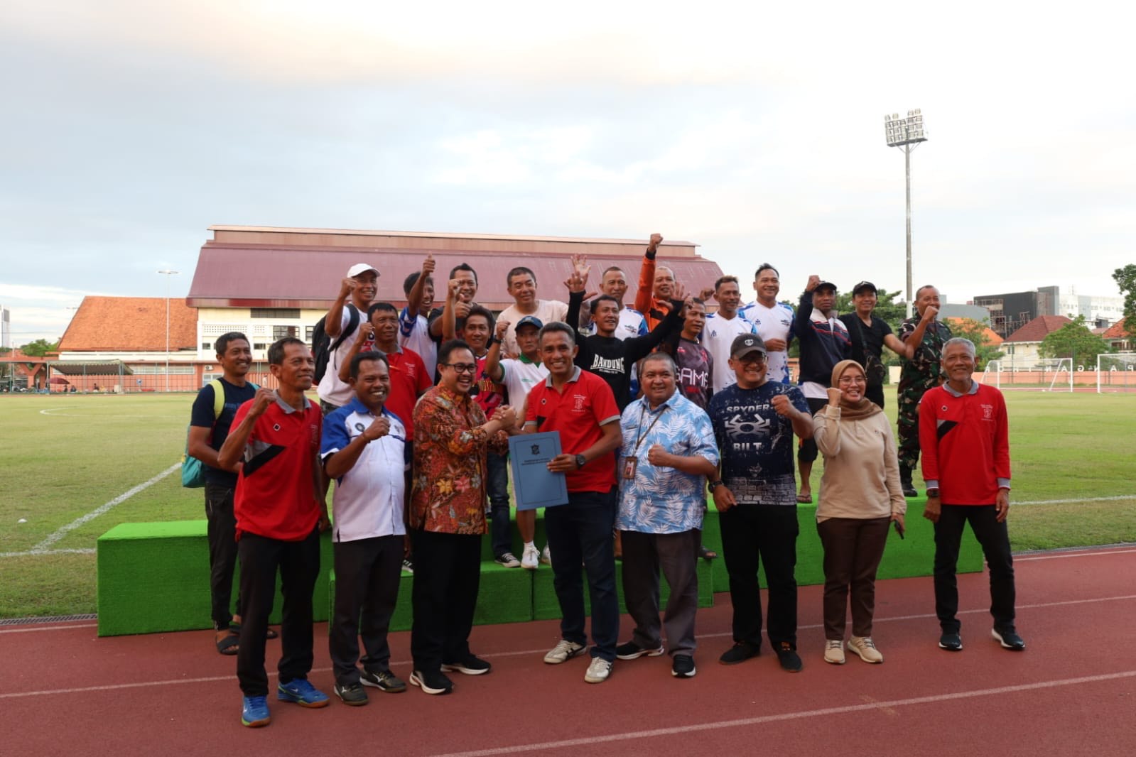 Sepak Bola Usia-45 dalam memperebutkan Piala Walikota, di Lapangan Thor, Jalan Patmosusastro Surabaya, Jumat (5/7/2024).