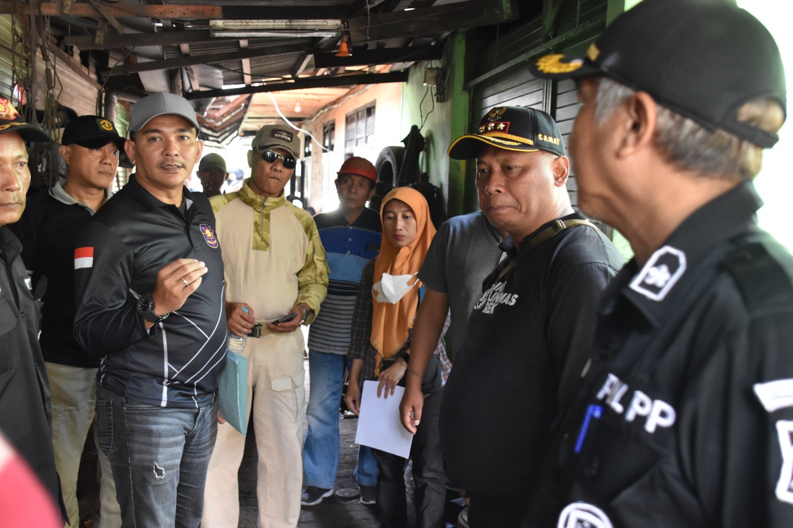 Satpol PP Kota Surabaya menggelar sosialisasi kepada para pedagang kaki lima (PKL) 