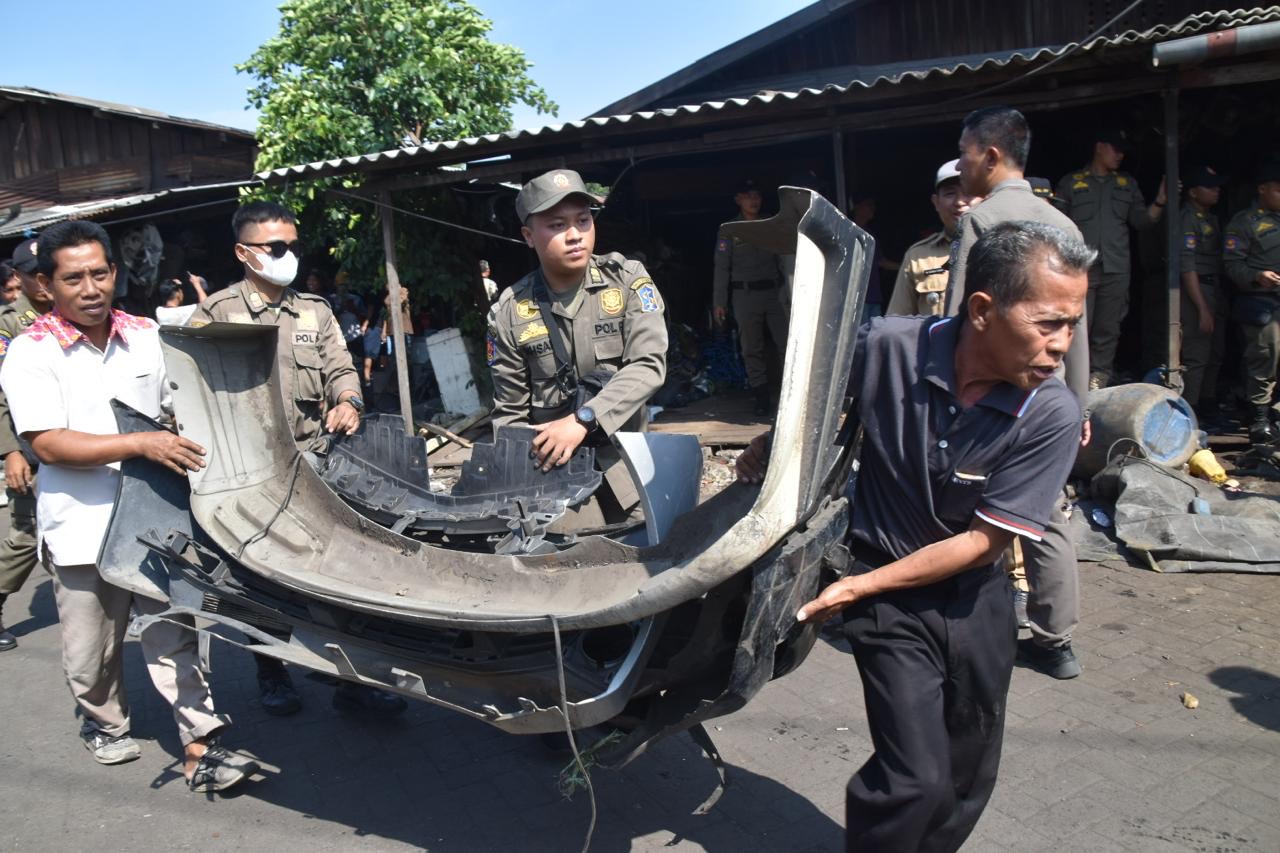 Satpol PP Kota Surabaya melakukan penataan dan penertiban terhadap ratusan Pedagang Kaki Lima (PKL) di Pasar Loak Dupak
