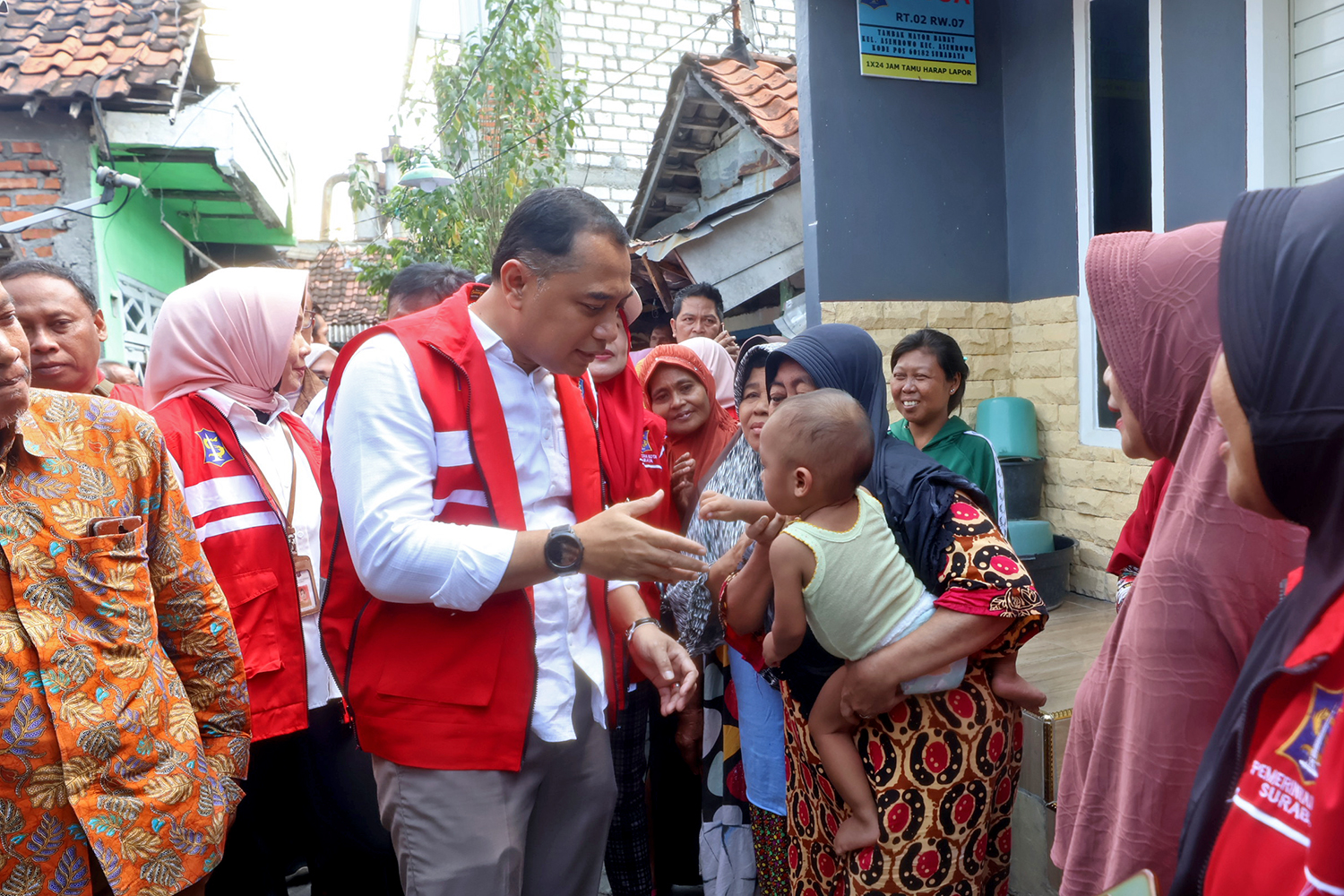 Wali Kota Surabaya Eri Cahyadi memberikan bantuan gerobak kepada warga