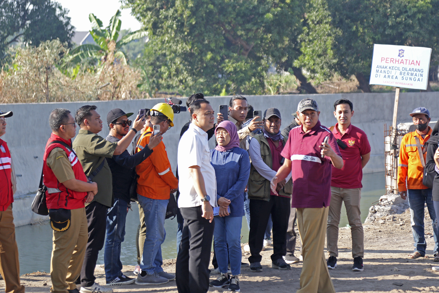 Wali Kota Surabaya Eri Cahyadi saat melakukan inspeksi mendadak (sidak) di proyek pengerjaan saluran air 