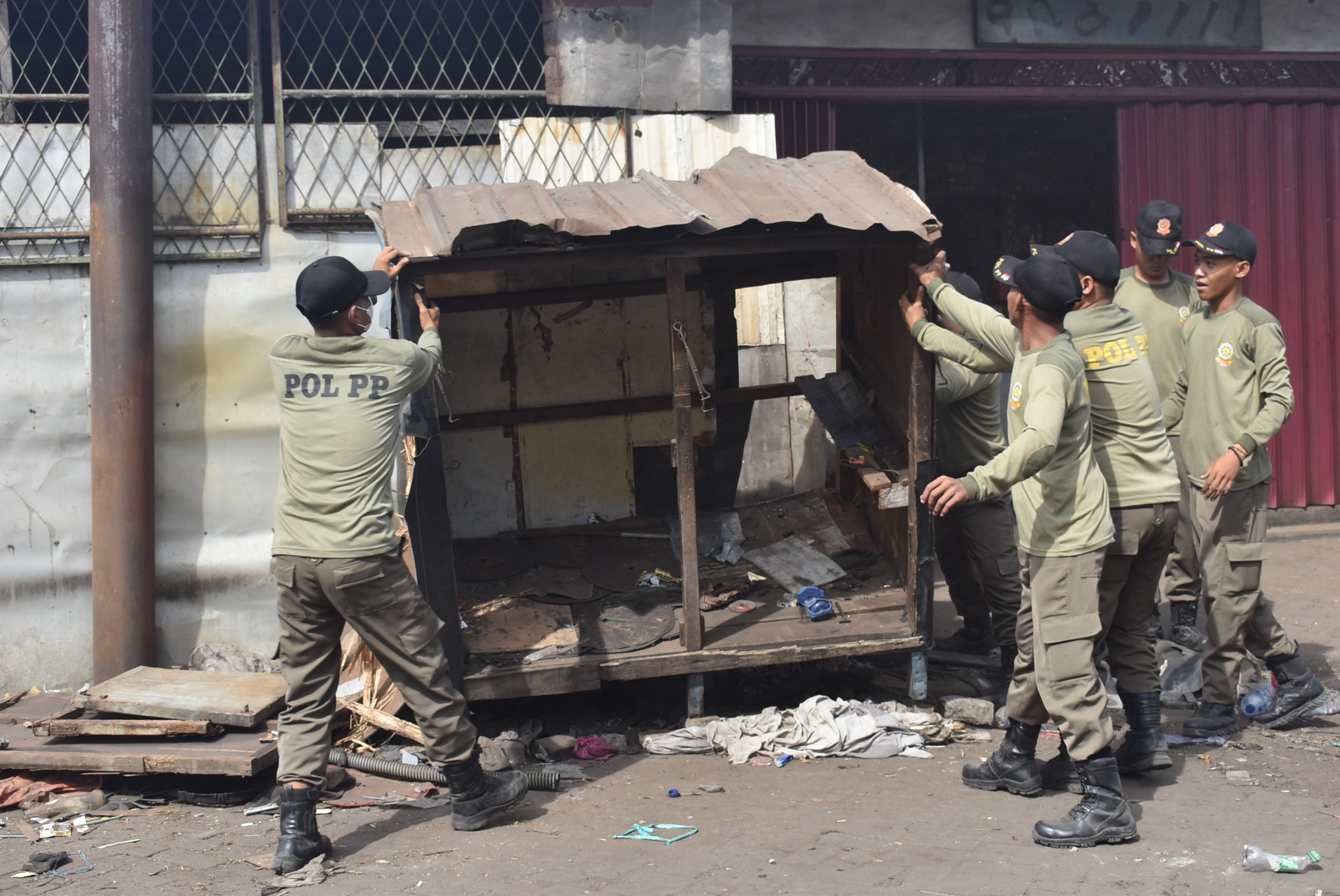 PKL di kawasan Pasar Loak Dupak Rukun mulai ditata
