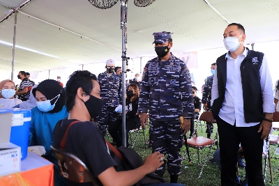 Pelaksanaan vaksinasi massal di lapangan Thor Kota Surabaya.