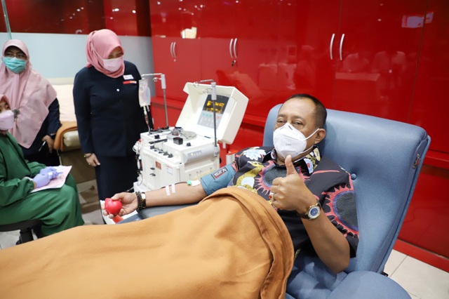 Cak Ji saat mendonorkan plasma konvalensem di PMI Kota Surabaya