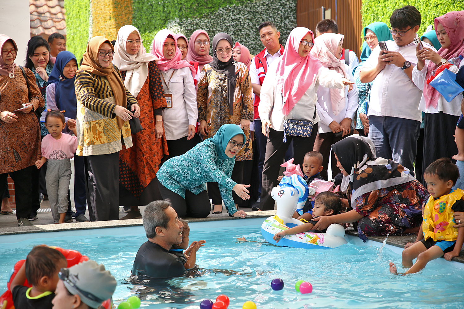 Ketua TP PKK Kota Surabaya, Rini Indriyani saat peresmian kolam renang Tirta Bunda