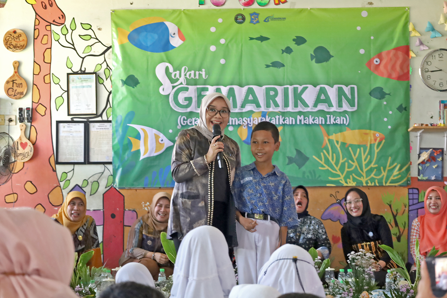 Ketua Tim Pengerak (TP) PKK Kota Surabaya Rini Indriyani melalukan safari Gerakan Memasyarakatkan Makan Ikan (Gemarikan) ke Sekolah Dasar (SD) Negeri Jambangan