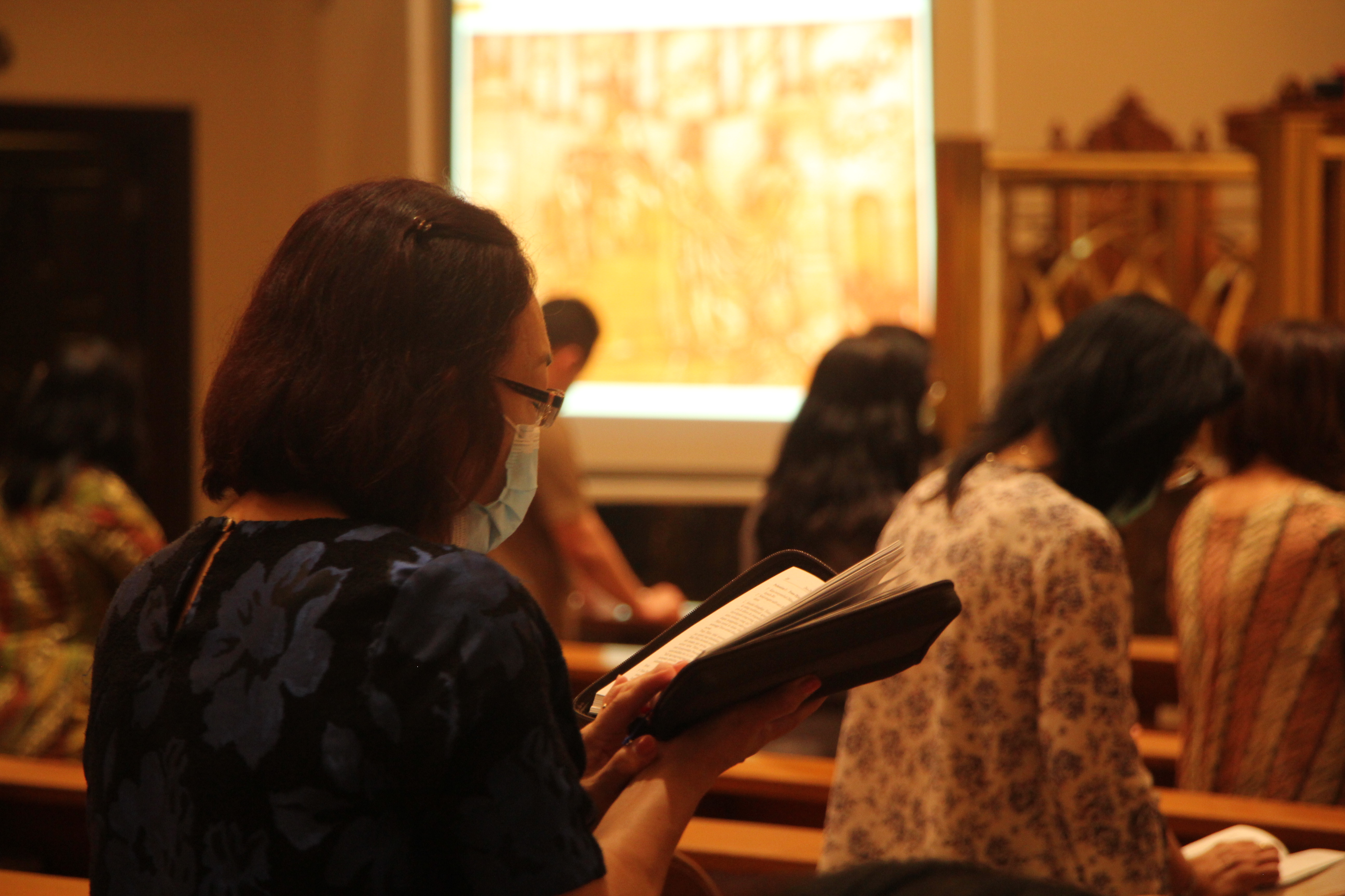 Ibadah dan prosesi Jalan Salib melalui layar proyektor Gereja St Yakobus Surabaya