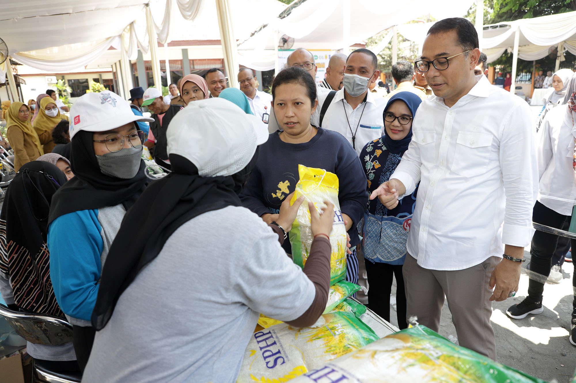 Wali Kota Eri Cahyadi memantau harga kebutuhan pokok di Surabaya