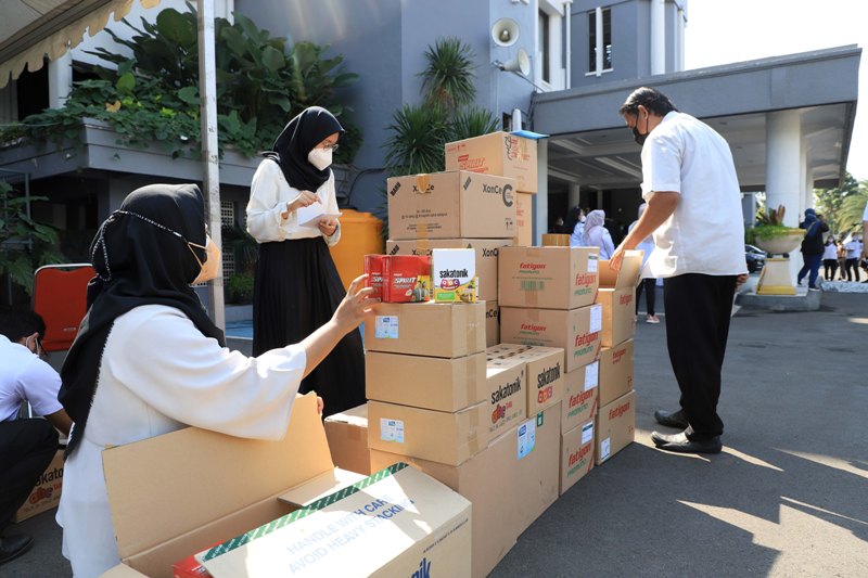 Bantuan yang diserahkan kepada Pemkot Surabaya.