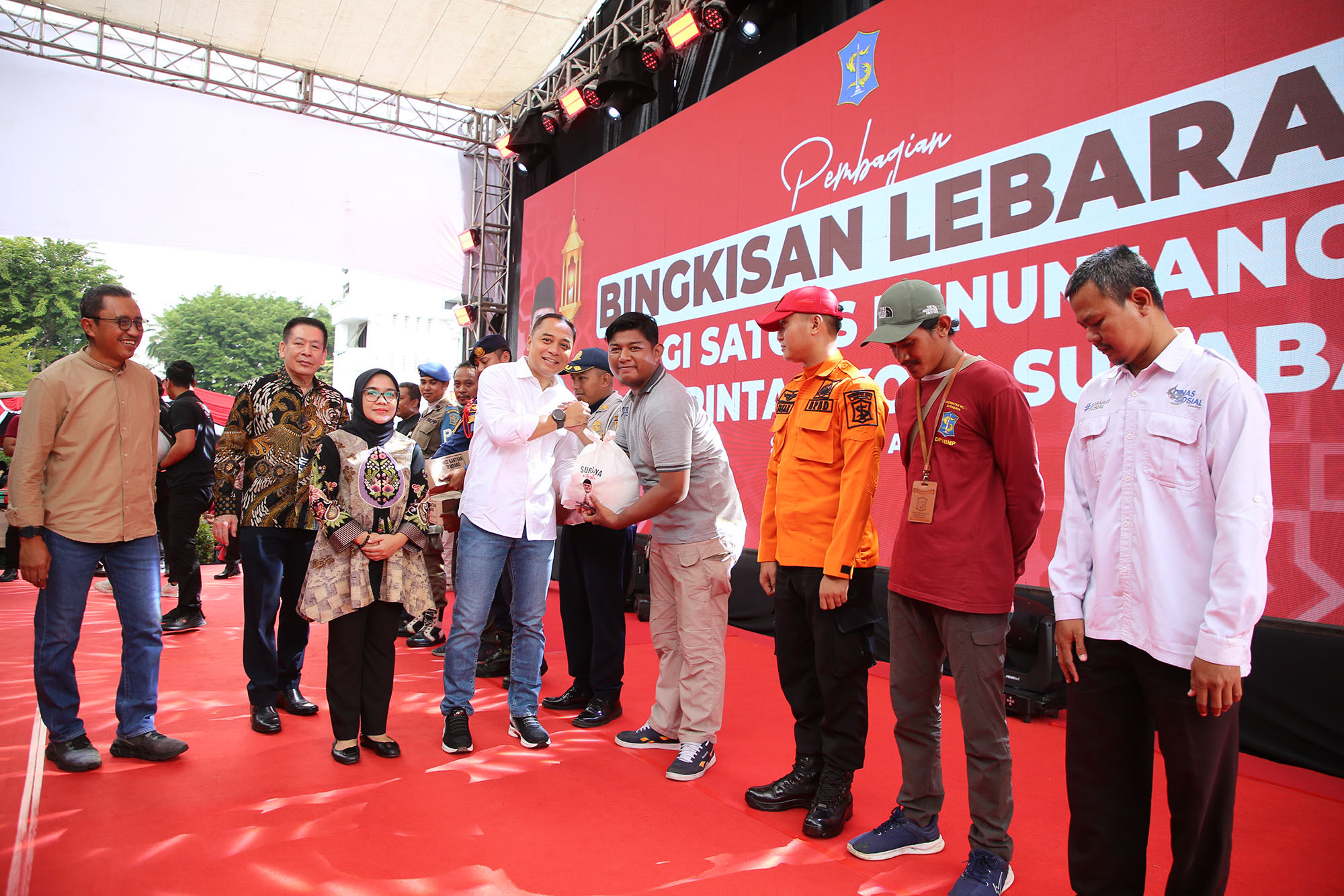 Wali Kota Surabaya Eri Cahyadi membagikan bingkisan lebaran kepada 14.000 Satgas di Balai Kota Surabaya, Minggu (7/4/2024).