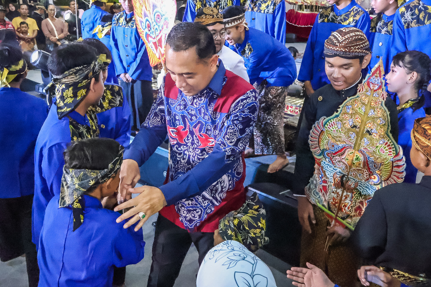 Wali Kota Eri Cahyadi menghadiri ruwatan dan pagelaran wayang kulit di Tugu Pahlawan Surabaya, Sabtu (4/5/2024) malam