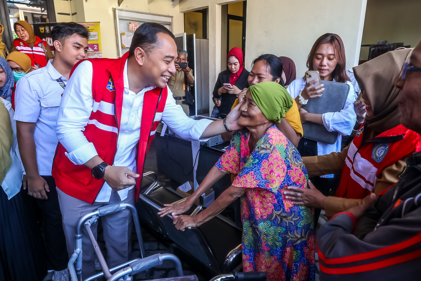 Wali Kota Surabaya Eri Cahyadi ngantor di Kelurahan Perak Barat, Kecamatan Krembangan