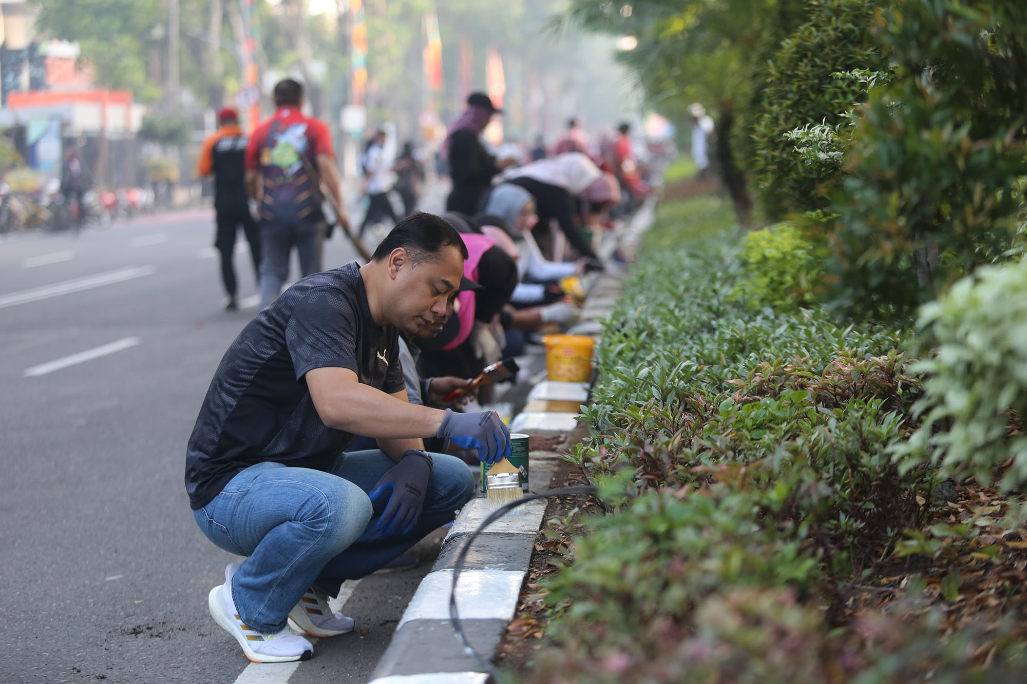 Wali Kota Surabaya Eri Cahyadi turut serta dalam kerja bakti 