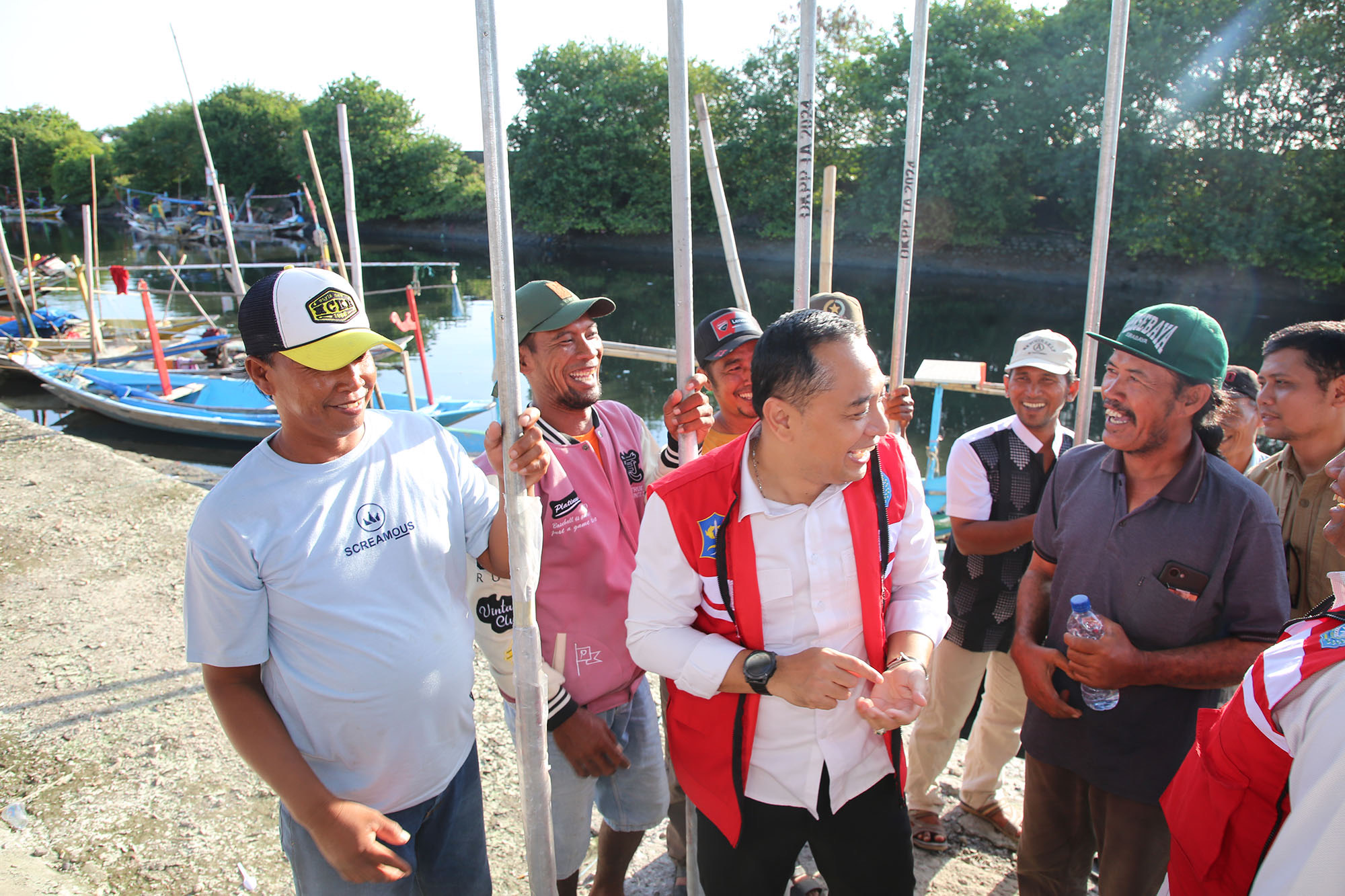 Wali Kota Surabaya Eri Cahyadi memberikan bantuan alat bantu tangkap ikan kepada para nelayan