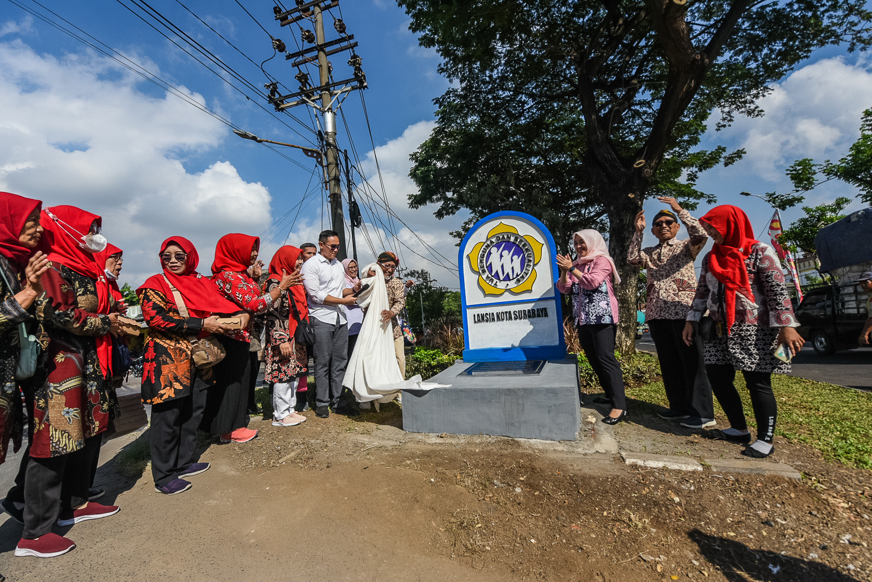 Wali Kota Surabaya Eri Cahyadi meresmikan Tugu Lanjut Usia