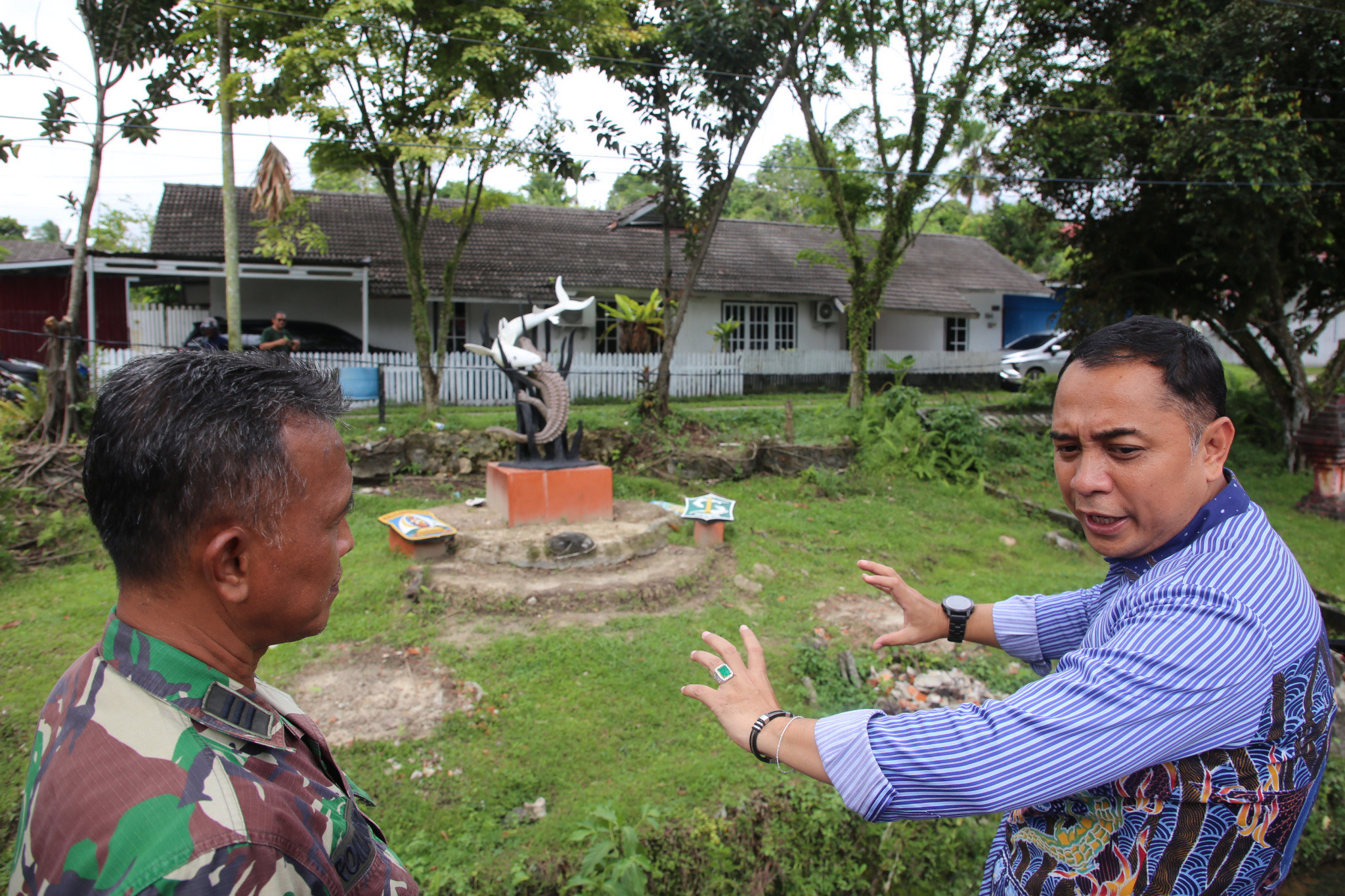 Wali Kota Surabaya Eri Cahyadi menyempatkan diri berkunjung ke Tugu Surabaya di Jalan Ahmad Yani, Kecamatan Balikpapan Selatan, Rabu (5/6/2024).