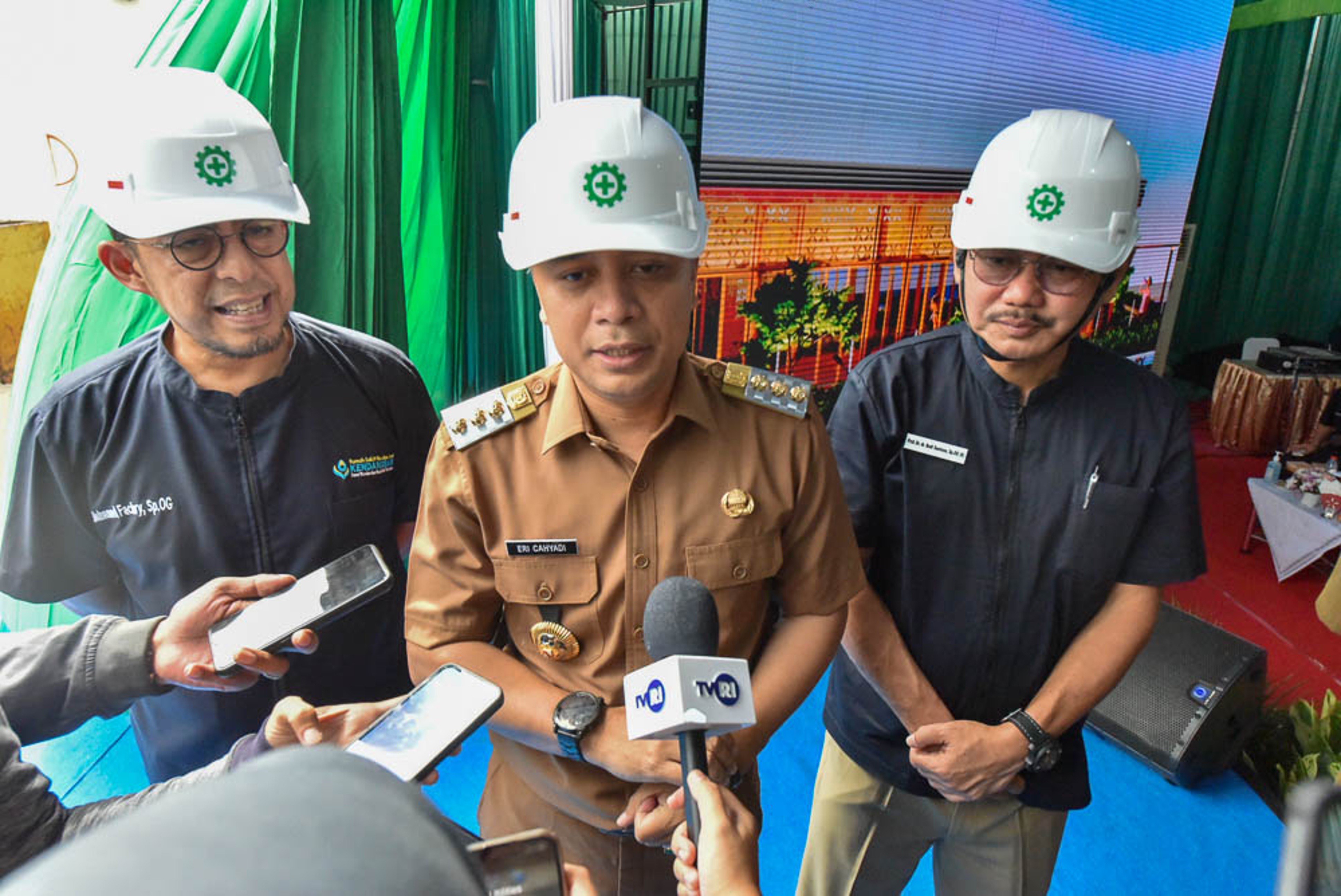 Wali Kota Surabaya Eri Cahyadi menghadiri acara groundbreaking Rumah Sakit Ibu dan Anak (RSIA) Kendangsari