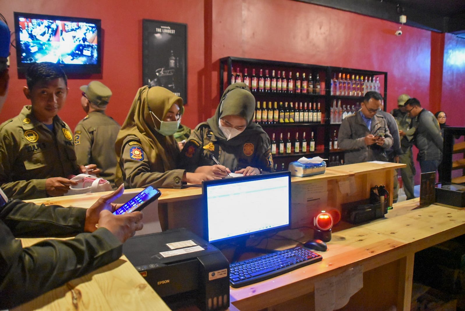Satpol PP Kota Surabaya rutin menggelar pengawasan minuman beralkohol (mihol) tanpa izin