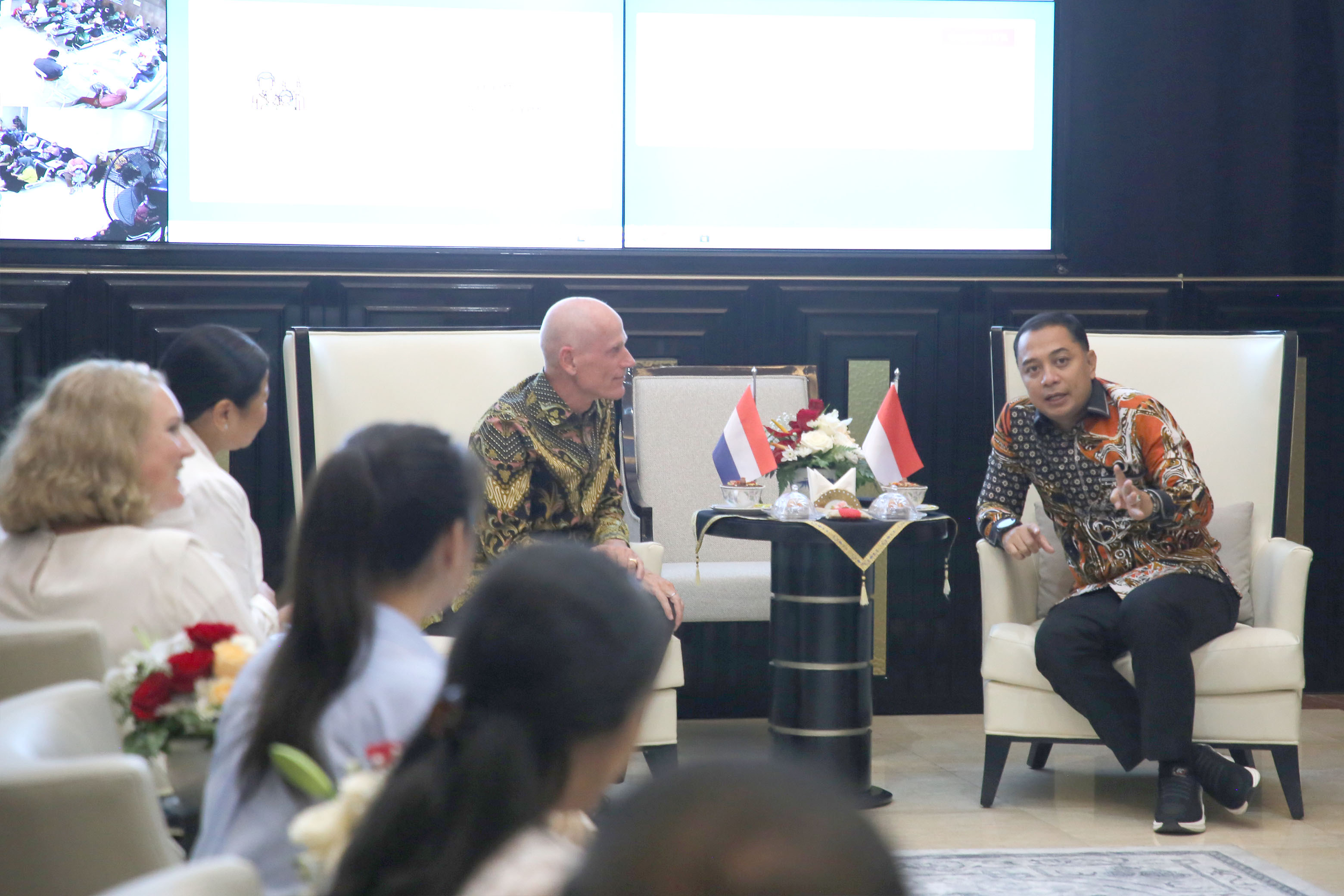 Wali Kota Surabaya Eri Cahyadi menerima kunjungan resmi Duta Besar (Dubes) Belanda untuk Indonesia, Lambert Grijns