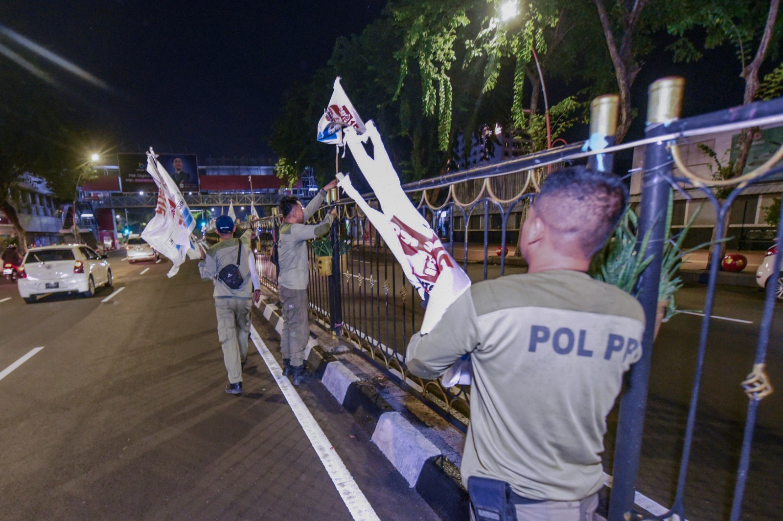 Satpol PP Kota Surabaya terus menyisir seluruh wilayah guna menertibkan Alat Peraga Kampanye (APK) di saat masa tenang Pemilu 2024