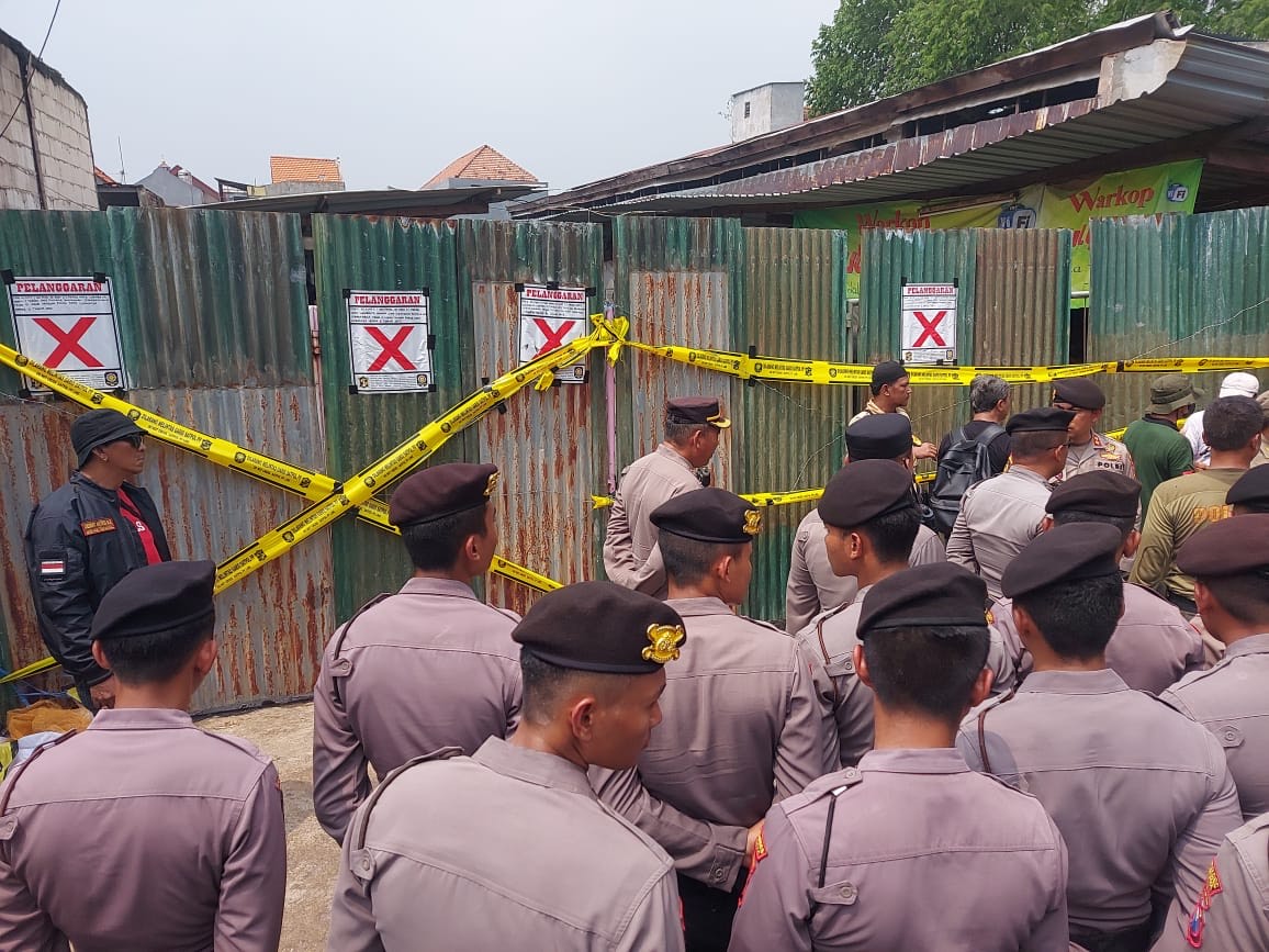Lahan bongkar muat sayur, di Jalan Pandegiling no 137 Kota Surabaya disegel