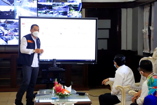 Wali Kota Surabaya, Eri Cahyadi saat memaparkan data kepada Staf Ahli Menteri Kesehatan.