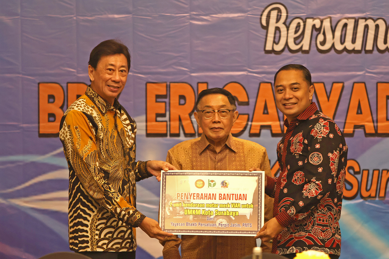 Pengusaha Surabaya seperti Alim Markus menjadi orang tua asuh pada program “1 Keluarga 1 Sarjana”. 