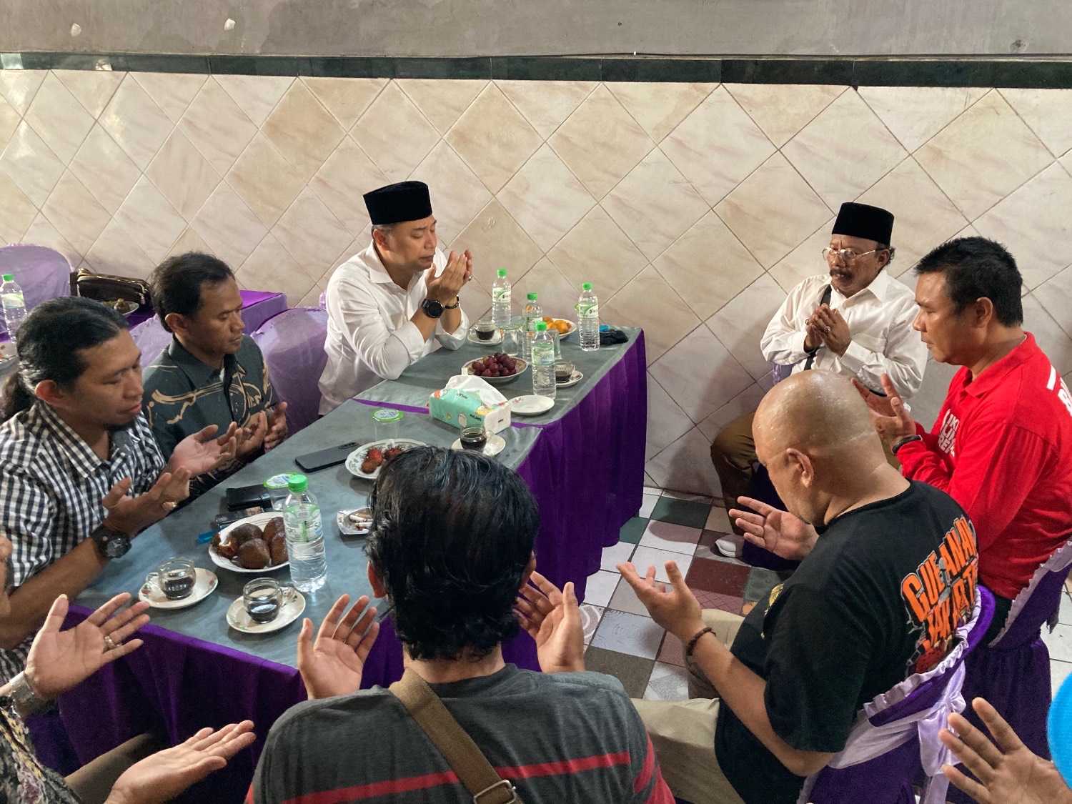 Wali Kota Surabaya Eri Cahyadi menggelar pertemuan dengan tokoh masyarakat di Jalan Bolodewo No.107, Kecamatan Semampir
