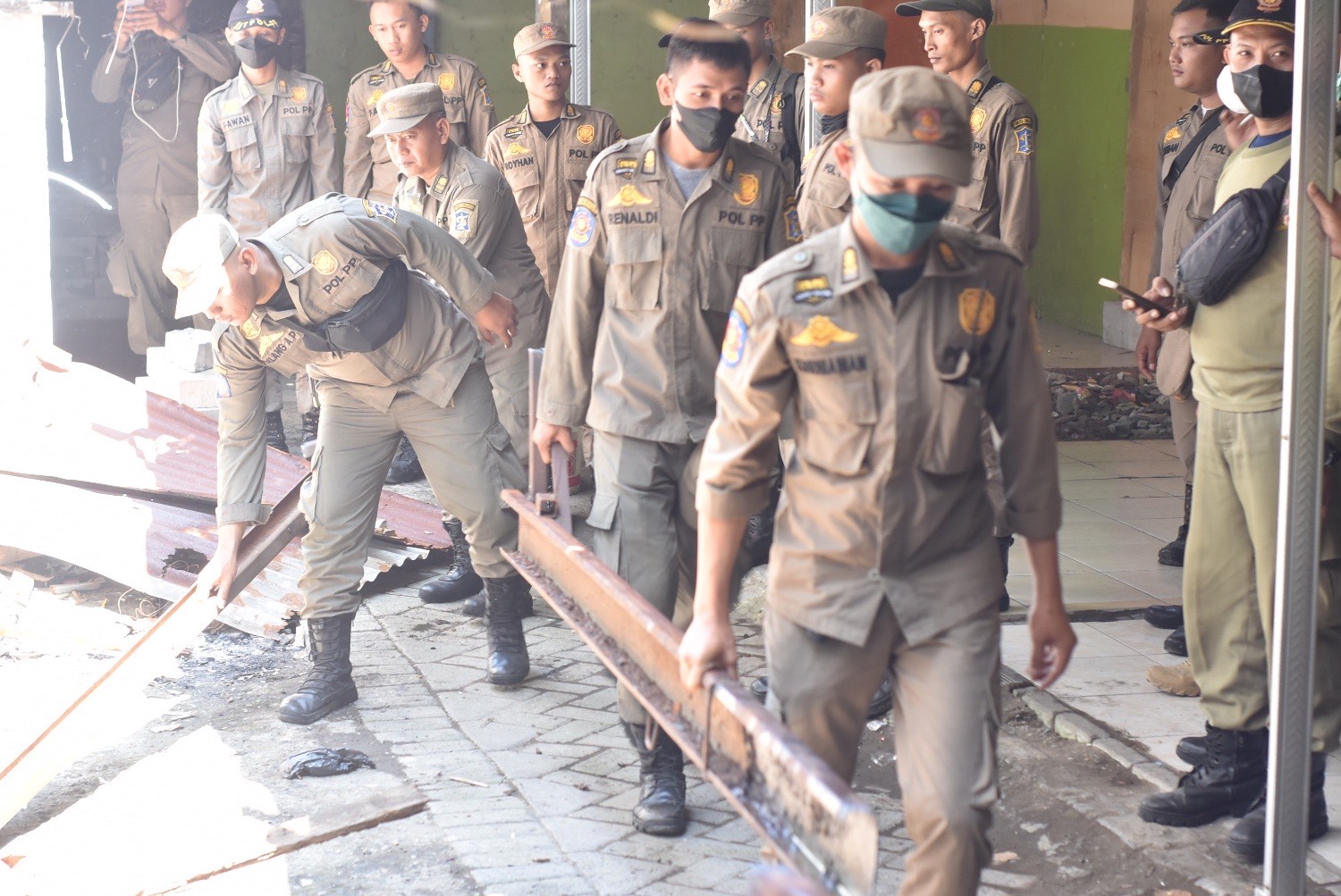 BPKAD bersama Satpol PP Surabaya, melakukan penertiban bangunan dan pengamanan aset di Jalan Kencanasari Timur, Kelurahan Gunungsari, Kecamatan Dukuh Pakis, Kota Surabaya