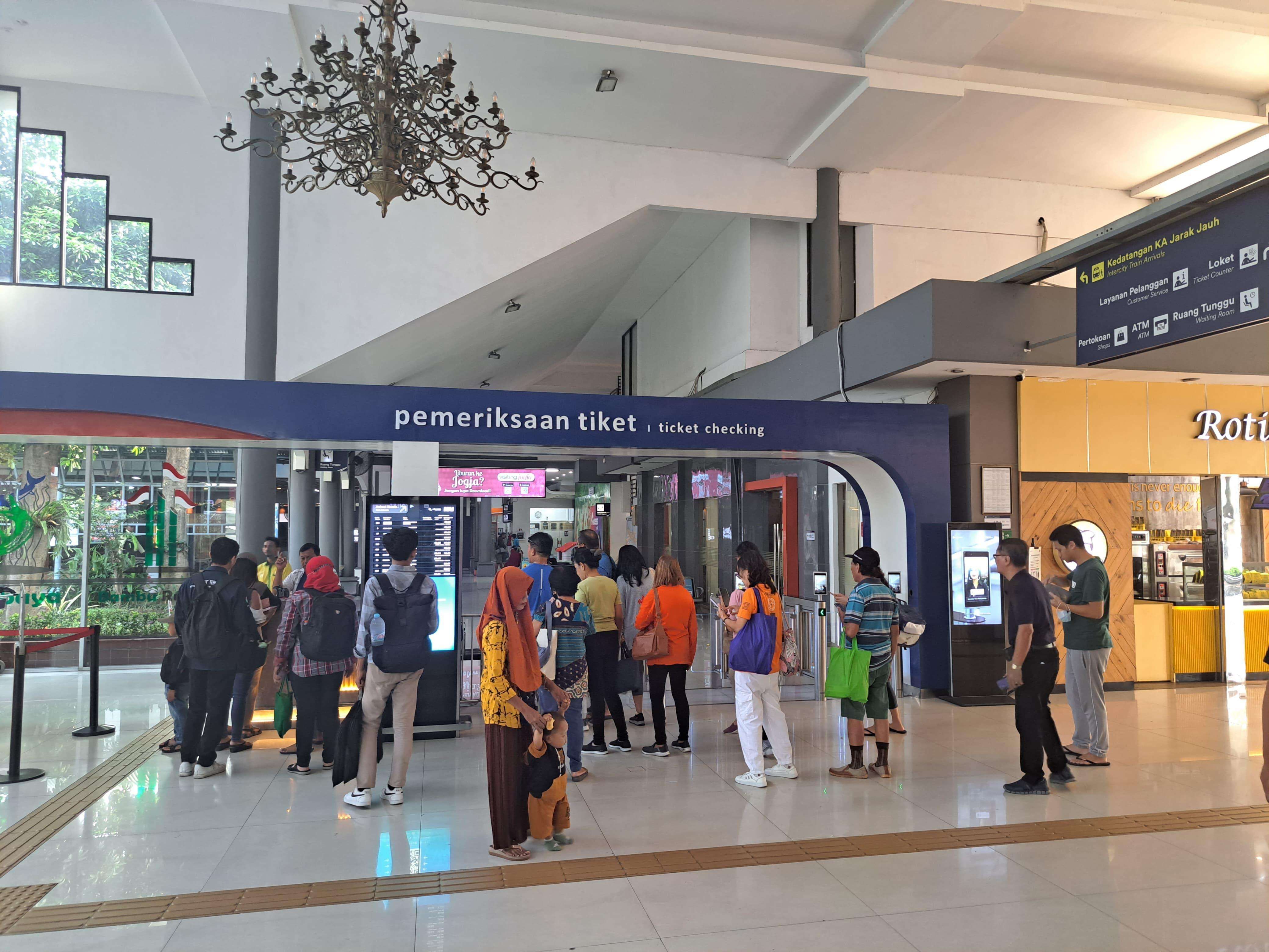 Suasana Stasiun Gubeng Kota Surabaya