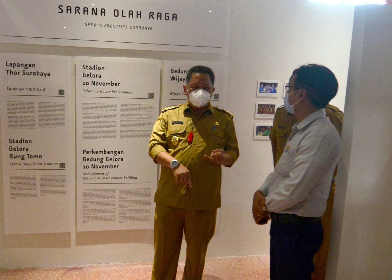 Plt Wali Kota Surabaya, Whisnu Saktu Buana saat meninjau Museum Olahraga.
