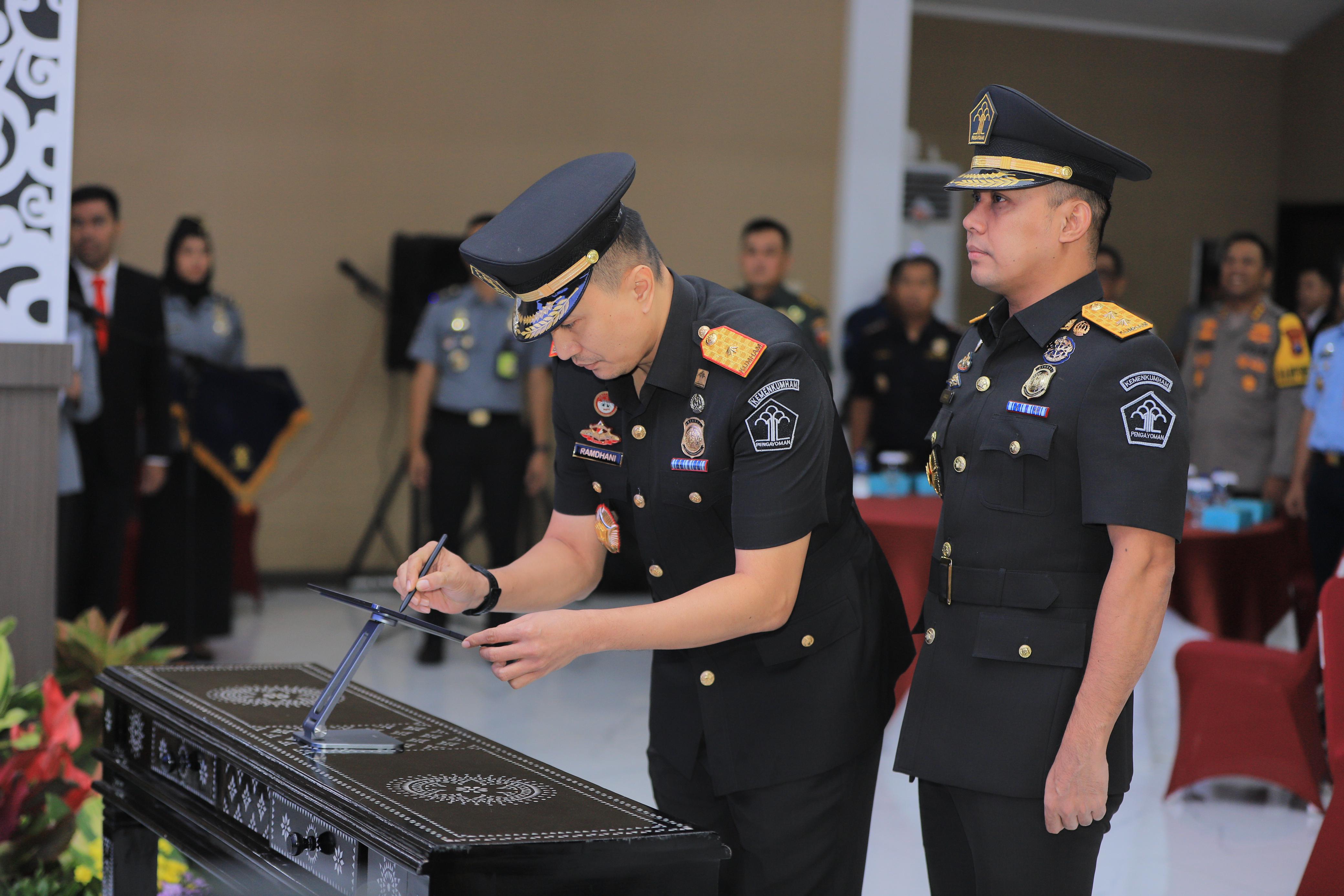 Serah terima jabatan (sertijab) dipimpin langsung oleh Kepala Kantor Wilayah Kemenkumham Jawa Timur Heni Yuwono, Kadiv Keimigrasi Herdaus dan Kadiv Administrasi Saefur Rochim.