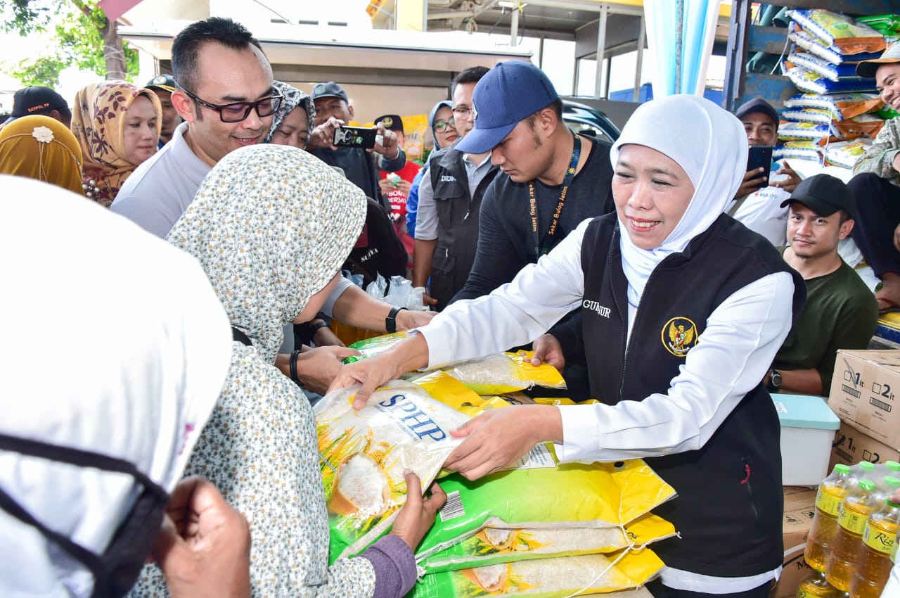 Gubernur Jawa Timur, Khofifah Indar Parawansa, saat kegiatan Pasar Murah. (Foto: Dok.Humas Pemprov Jatim)