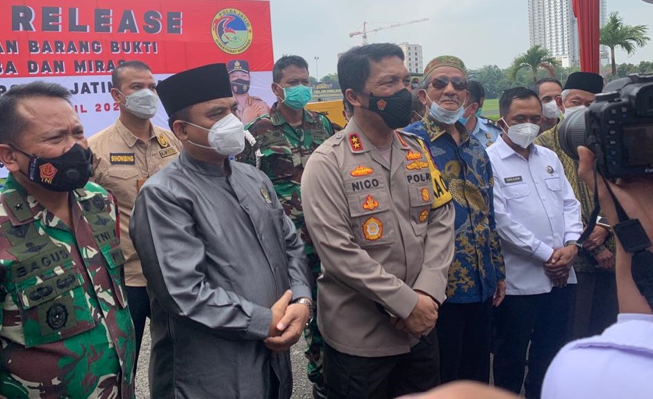 Kapolda Jatim Irjen Nico Afinta bersama Pengasuh Ponpes Bumi Shalawat Sidoarjo Kiai Agoes Ali Masyhuri saat rilis pemusnahan barang bukti narkoba dan miras di Mapolda Jatim, Senin (12/4/2021).