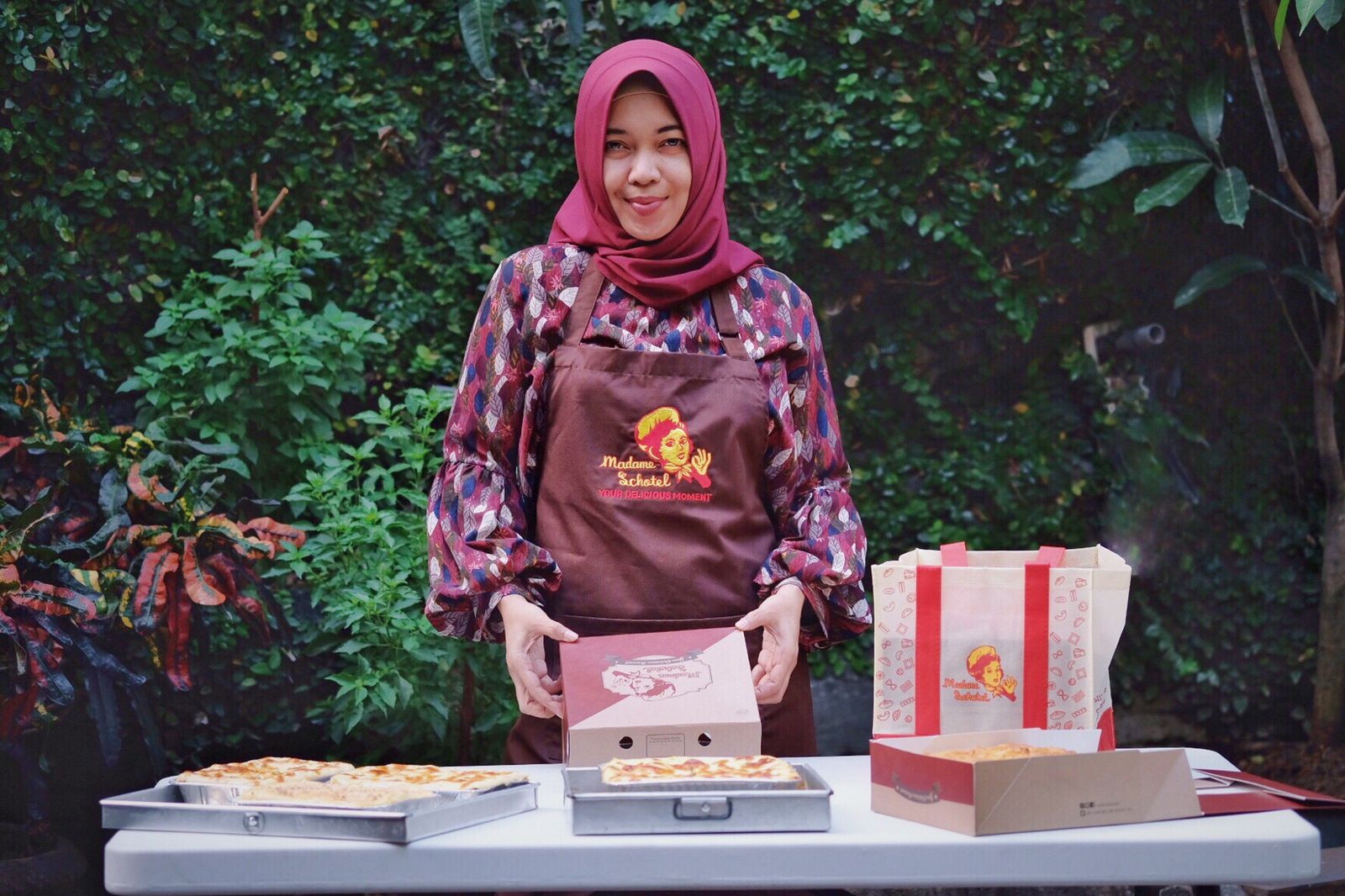 Irmaya Haryuni saat menunjukkan produk kuliner Macaroni Schotel.