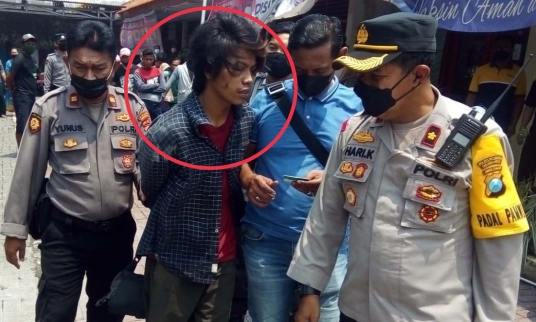 Pelaku penjambretan saat digelandang polisi.