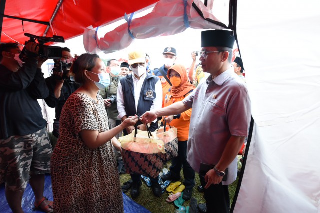 Ketua Komisi VIII DPR Yandri Susanto saat memimpin Tim Kunspek Komisi VIII DPR RI meninjau sejumlah posko pengungsian Kementerian Sosial dan Badan Nasional Penanggulangan Bencana (BNPB) untuk korban. (DPR)