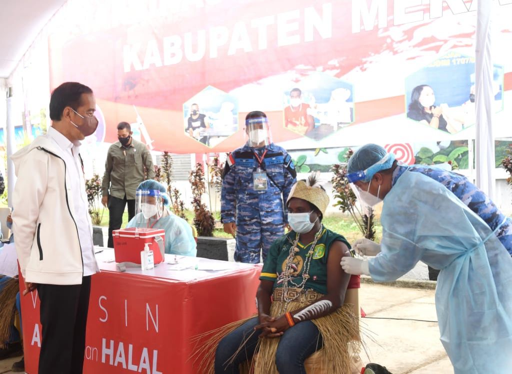 Presiden Joko Widodo meninjau vaksinasi COVID-19 bagi masyarakat dan pelajar, di halaman Kantor Bupati, Kabupaten Merauke, Papua, Minggu (03/10/2021).