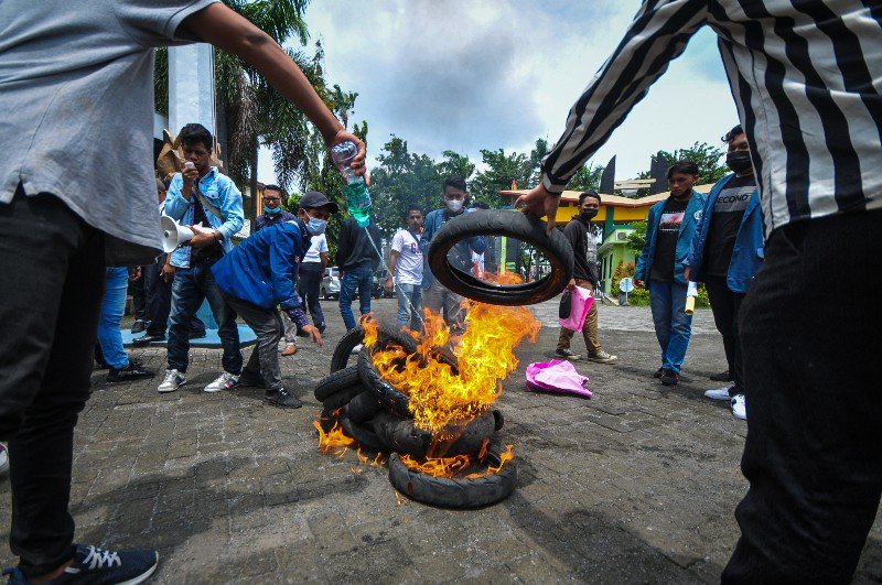 Sejumlah Mahasiswa Universitas Dr. Soetomo (UNITOMO) melakukan aksi di depan Gedung Rektorat Unitomo, Surabaya, Jawa Timur, Kamis (8/4/2021). 
