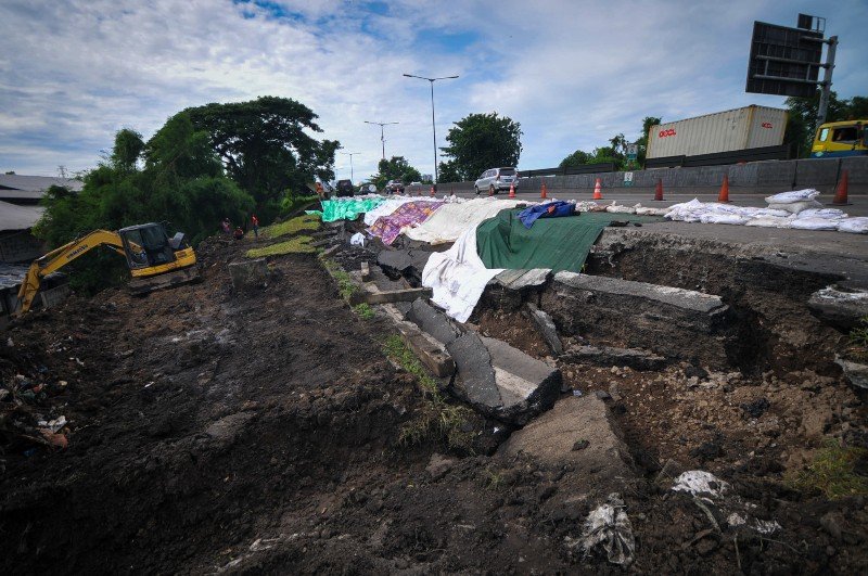 Ruas jalan tol Surabaya - Gempol di KM 6+200 yang ambles.
