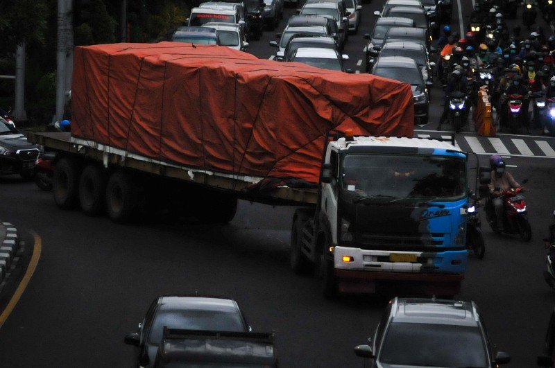 Satu unit truk besar melintas di jalanan Kota Surabaya sebagai imbas ditutupnya akses tol Surabaya - Gempol oleh polisi.