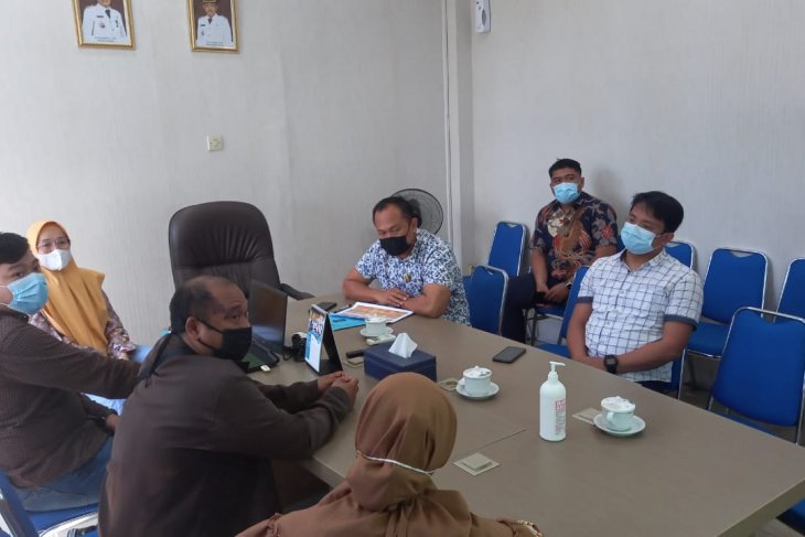Dispendik Surabaya saat bertemu dengan tim Kepolisian di kantor Dispendik Surabaya, Sabtu (26/6/2021), (Humas Pemkot)