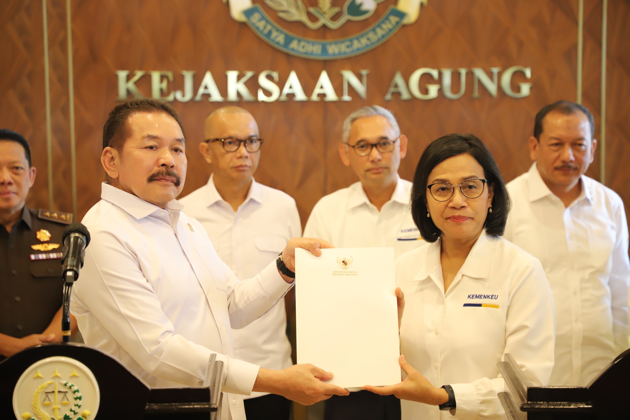Jaksa Agung ST Burhanuddin menerima kunjungan Menkeu Sri Mulyani di Gedung Utama Kejaksaan Agung, Senin (18/3/2024)/ dok. Puspenkum.