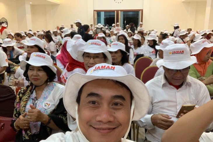 Massa yang tergabung Jaman mendukung Eri Cahyadi
